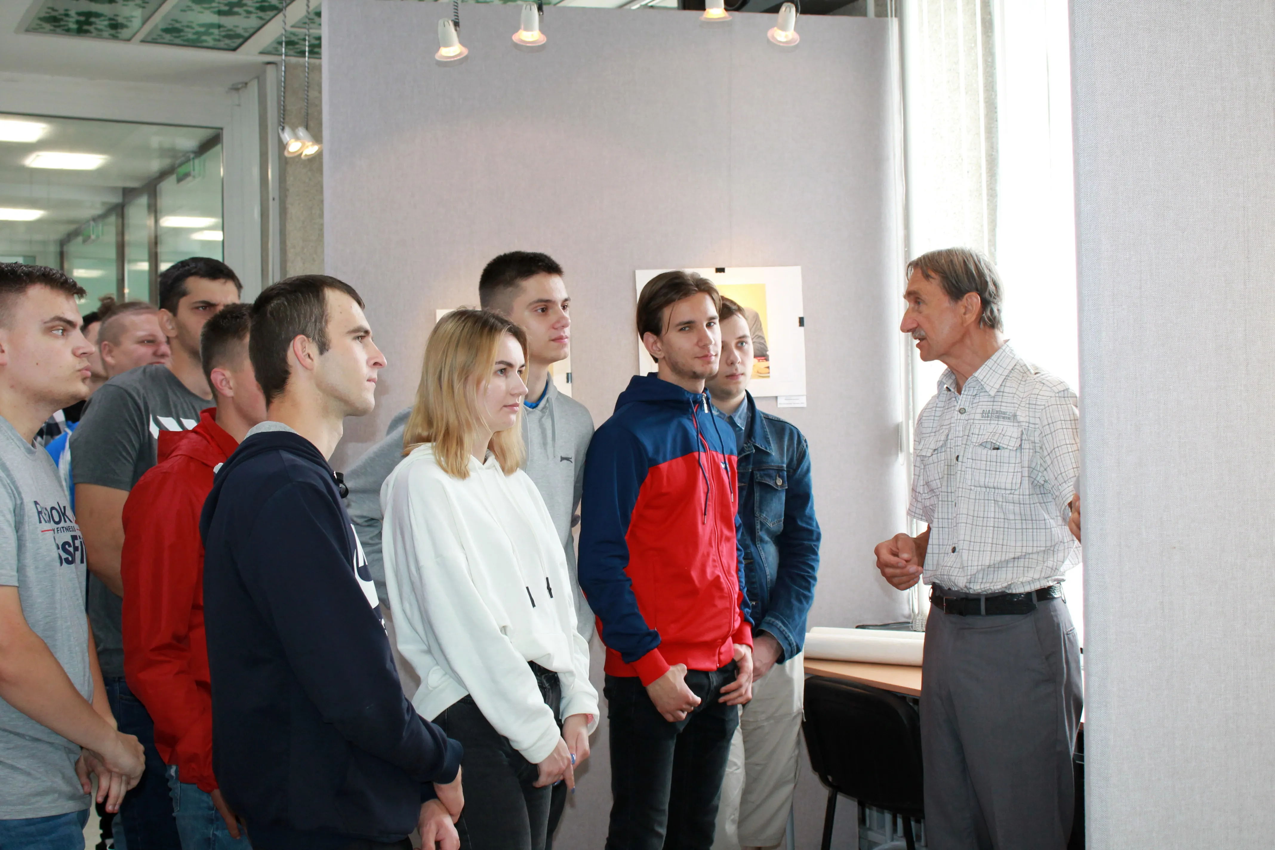 В Гомельском госуниверситете открылась фотовыставка «Человек читающий»